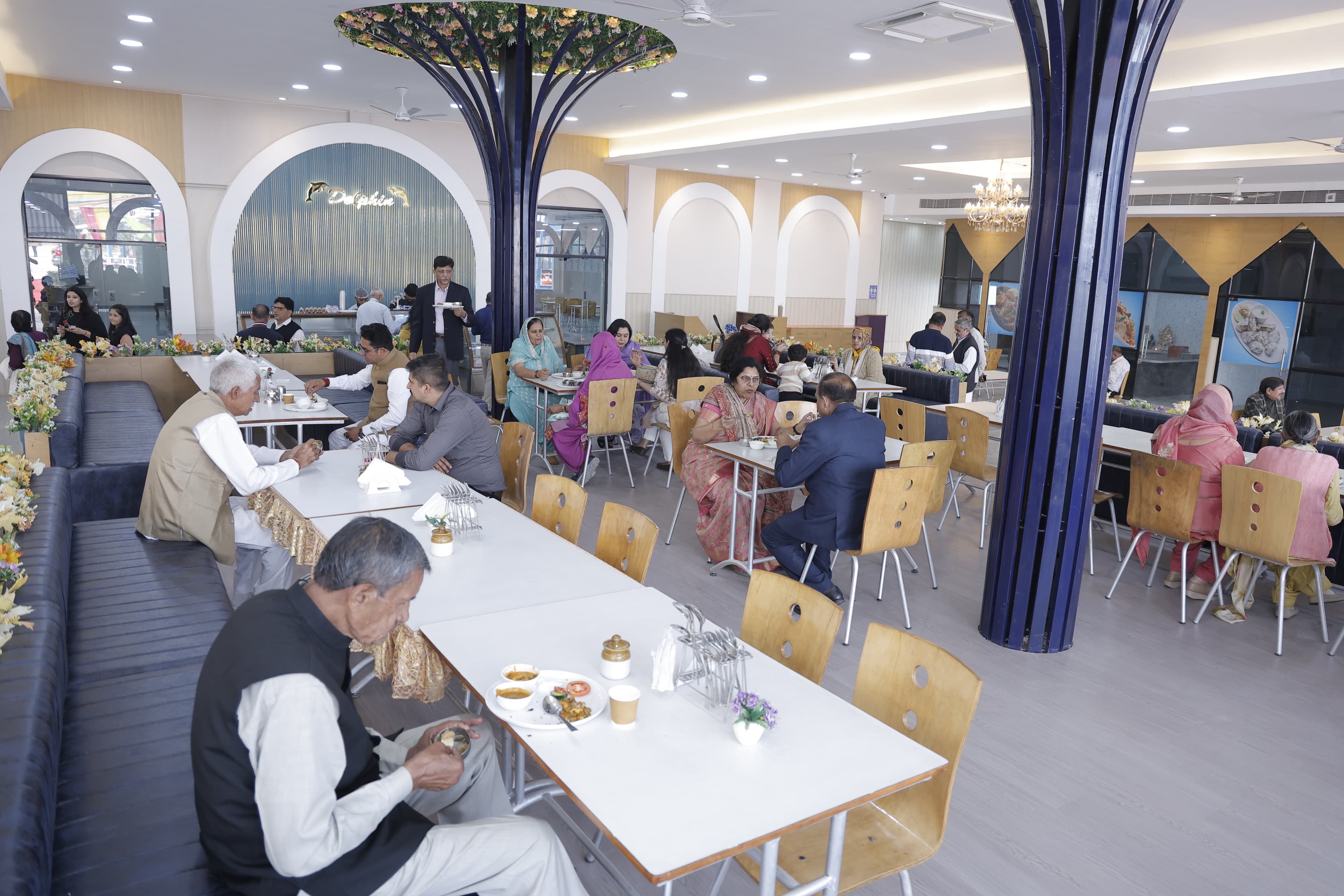 Dolphin Fun & Food interior pic-06.jpg